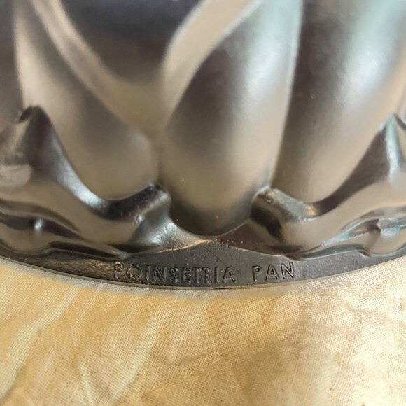 Nordic Ware Cast Aluminum Flower Bundt Pan 10 Cup Capacity Nonstick Black Finish - Picture 7 of 11